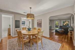 Dining - Westside Vibes - walkable w/ salt water hot tub too! (Bend)