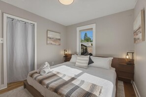 3 bedrooms, iron/ironing board, travel cot, free WiFi - Westside Vibes - walkable w/ salt water hot tub too! (Bend)