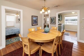 Dining - Westside Vibes - walkable w/ salt water hot tub too! (Bend)