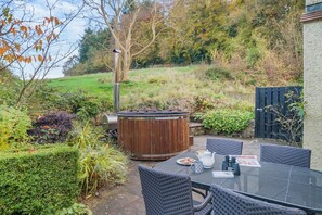 Outdoor dining - 4 Bed in Nether Stowey (oc-c30195) (Dodington)