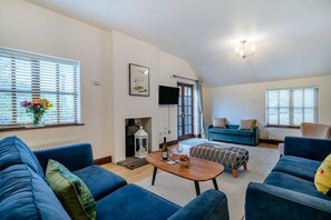 TV - 4 Bed in Nether Stowey (oc-c30195) (Dodington)