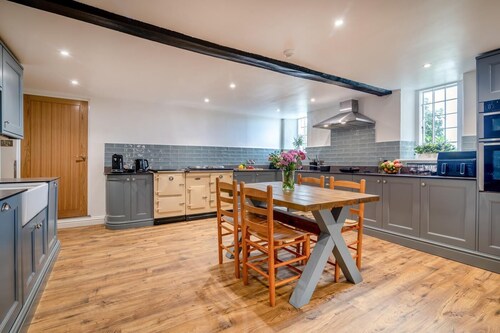 8 Bed in Nether Stowey (oc-c30194)