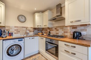 Horno, silla alta para bebés, utensilios de cocina