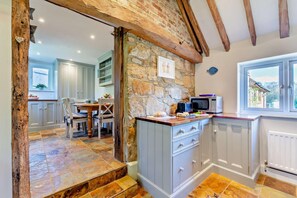 ميكروويف، فرن، غسالة أطباق، كرسي للأطفال