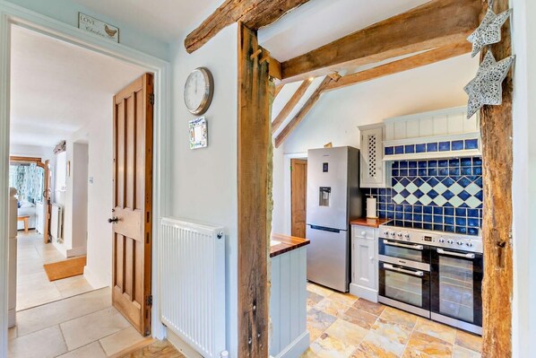 ميكروويف، فرن، غسالة أطباق، كرسي للأطفال