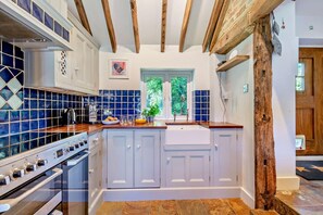 Mikrowelle, Ofen, Geschirrspüler, Hochstuhl