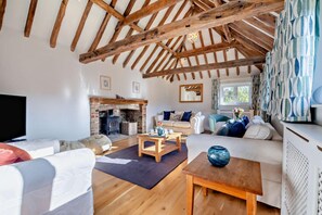 TV, fireplace - 4 Bed in Flimwell (oc-g30190) (Ticehurst)