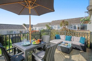 Outdoor dining - 2 Bed in Mullion (oc-k7968) (Mullion)