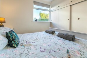 2 bedrooms, iron/ironing board, WiFi (free), bed sheets