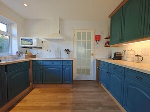 Oven, dishwasher, cookware/dishes/utensils - 2 Bed in Norton (oc-l30264) (Freshwater)
