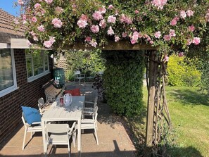 Outdoor dining - 2 Bed in Norton (oc-l30264) (Freshwater)