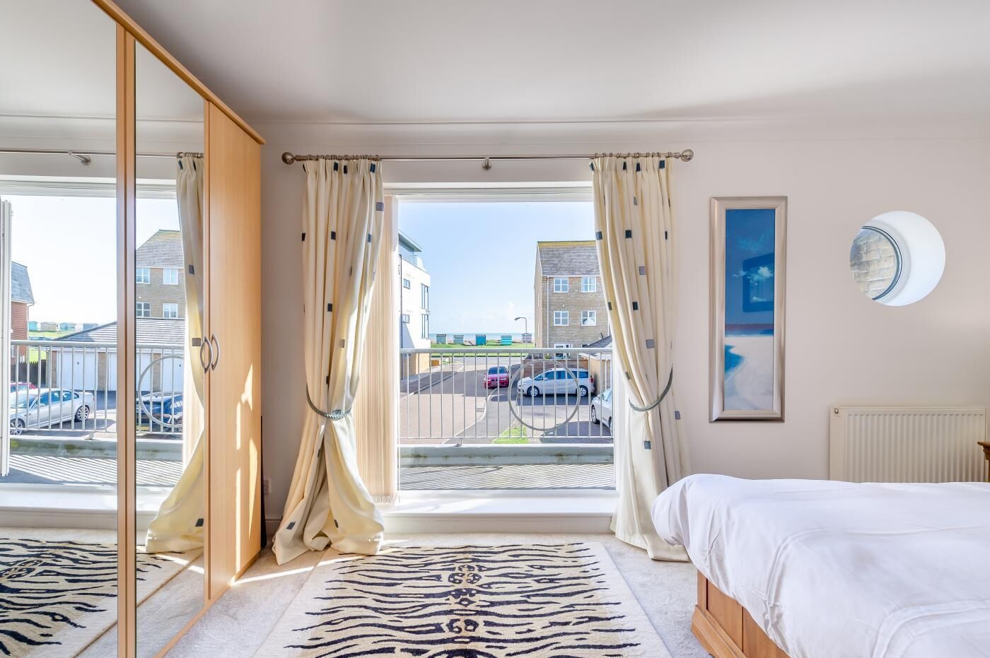 Travel crib, free WiFi, bed sheets