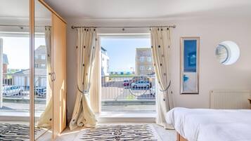 Travel cot, free WiFi, bed sheets