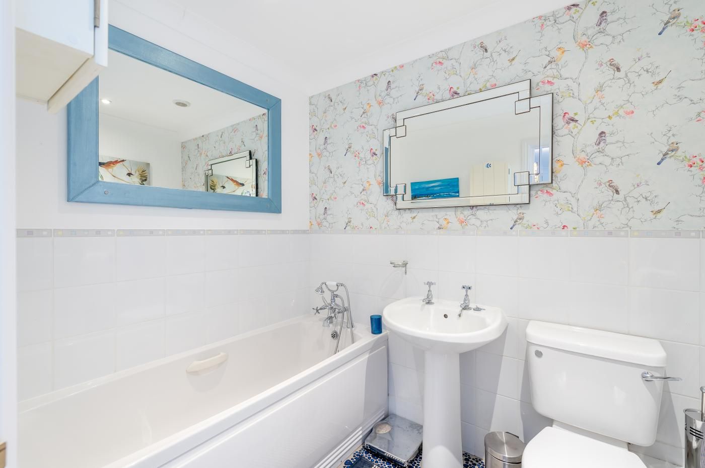 Een badkamer met een bad, een wastafel en een toilet.