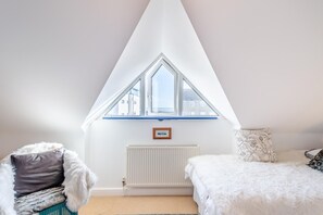 Travel cot, free WiFi, bed sheets - 3 Bed in Littlestone (oc-s30210) (Littlestone)