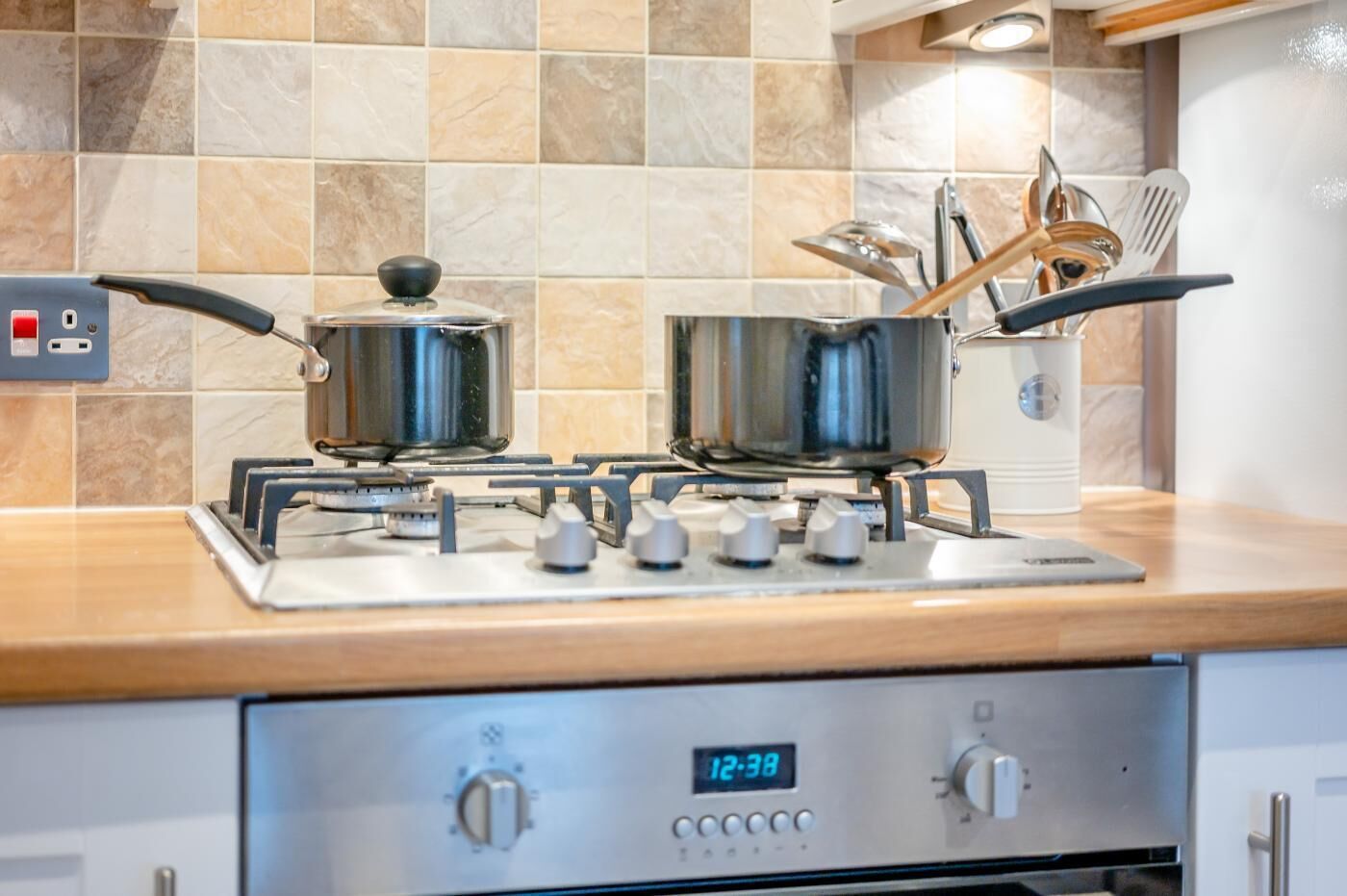 Four, batterie de cuisine, vaisselle et ustensiles