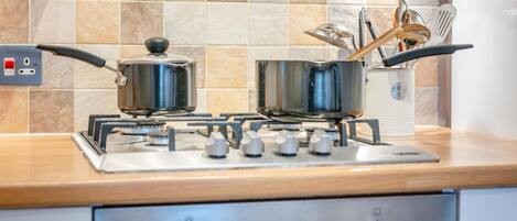 Four, batterie de cuisine, vaisselle et ustensiles