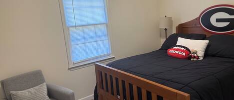 Planxa i posts de planxar, wifi i roba de llit