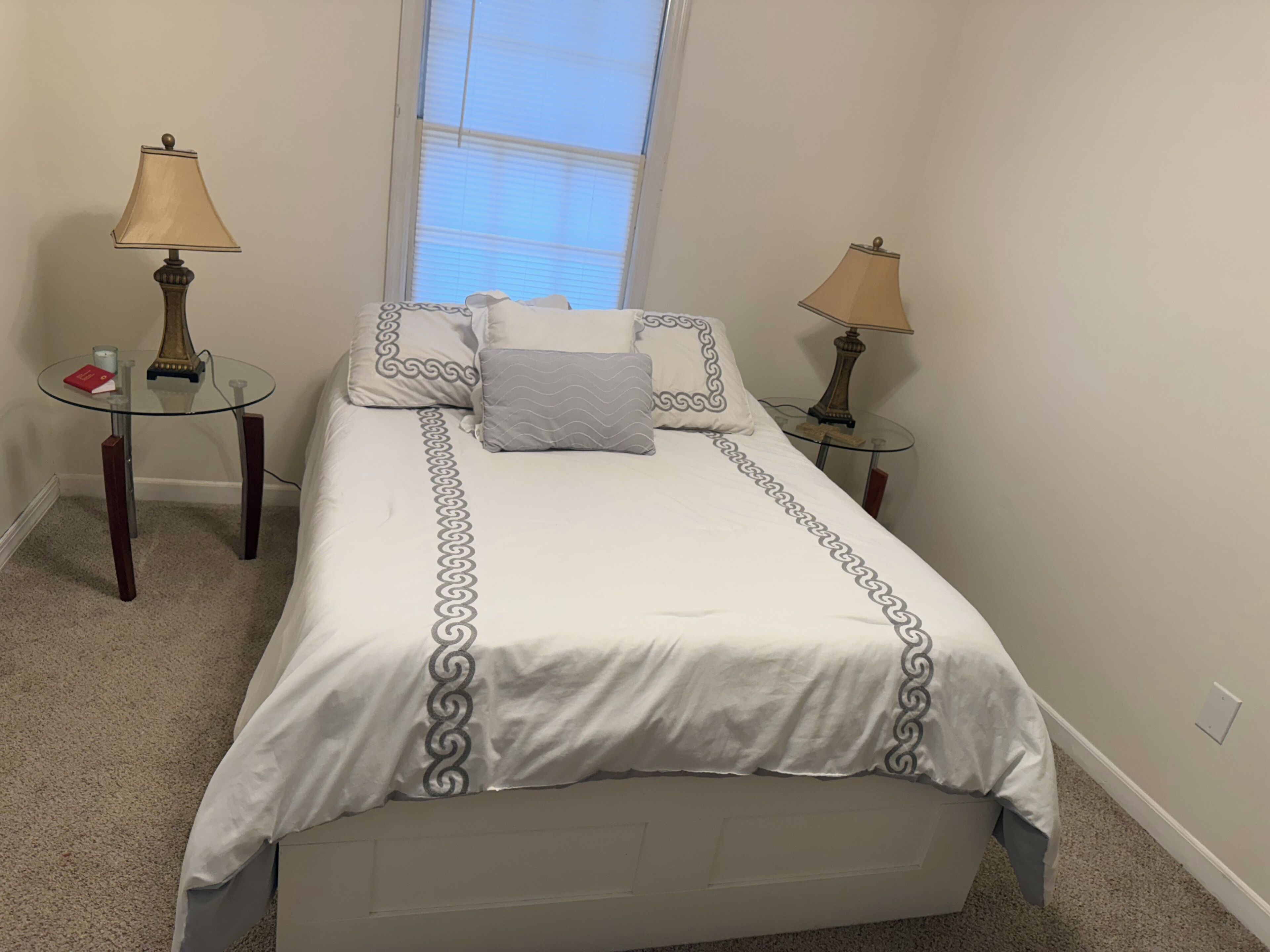 Iron/ironing board, WiFi, bed sheets