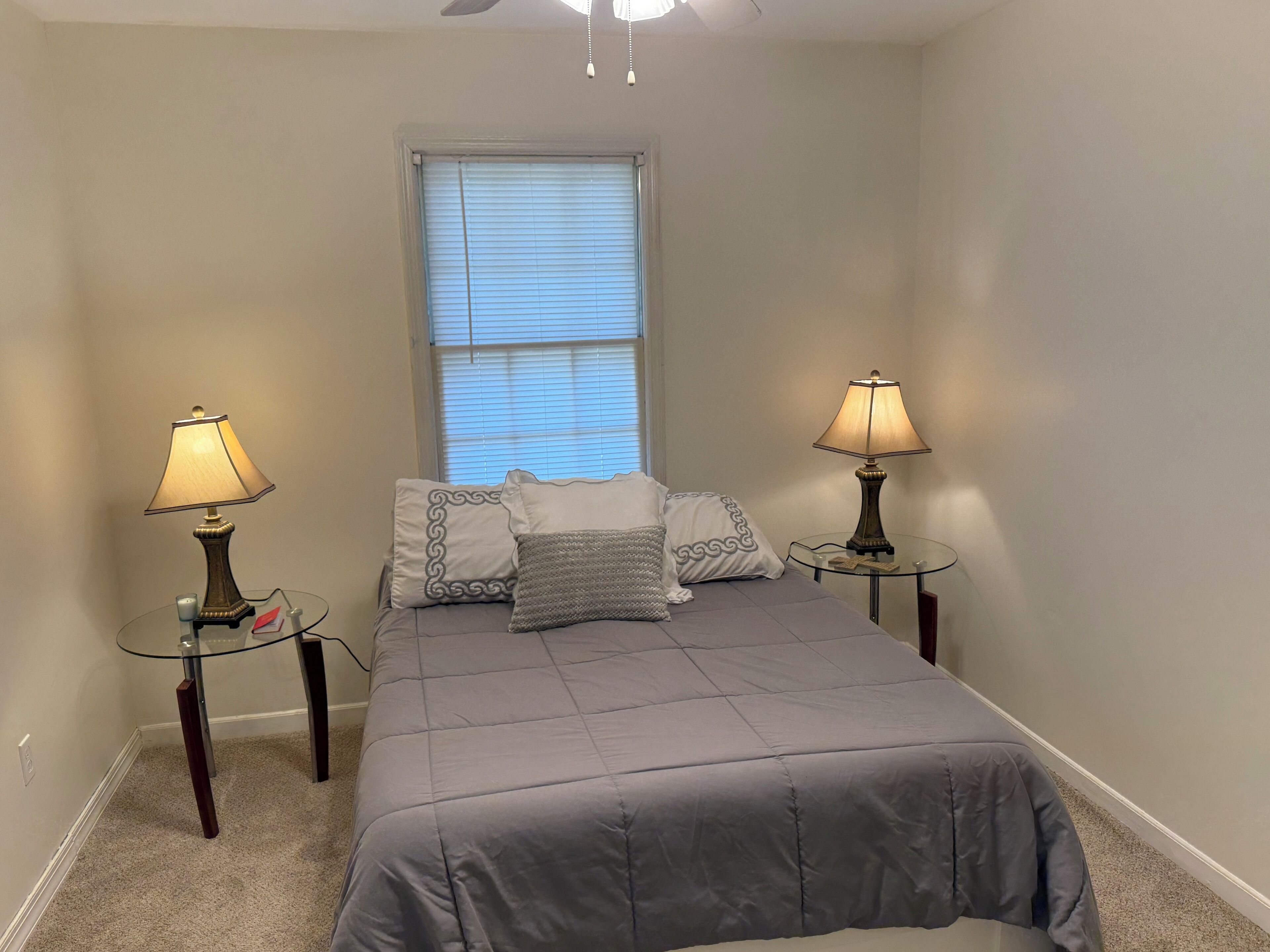 Tabla de planchar con plancha, wifi y ropa de cama 