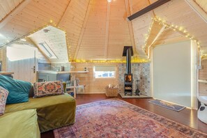 Tabla de planchar con plancha, wifi gratis y ropa de cama 