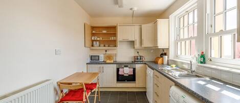 Microondas, horno, lavavajillas, silla alta para bebés