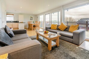 TV - Kudhva - Four Bedroom House, Sleeps 8 (Winnard's Perch)