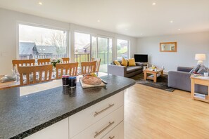TV - Kudhva - Four Bedroom House, Sleeps 8 (Winnard's Perch)