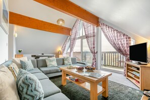 TV - Kudhva - Four Bedroom House, Sleeps 8 (Winnard's Perch)