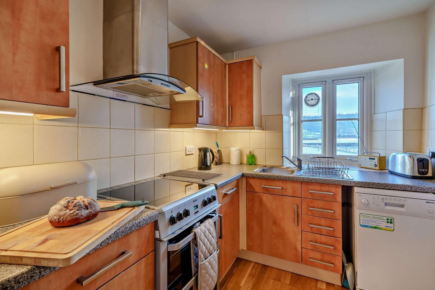 Mikrowelle, Ofen, Geschirrspüler, Hochstuhl