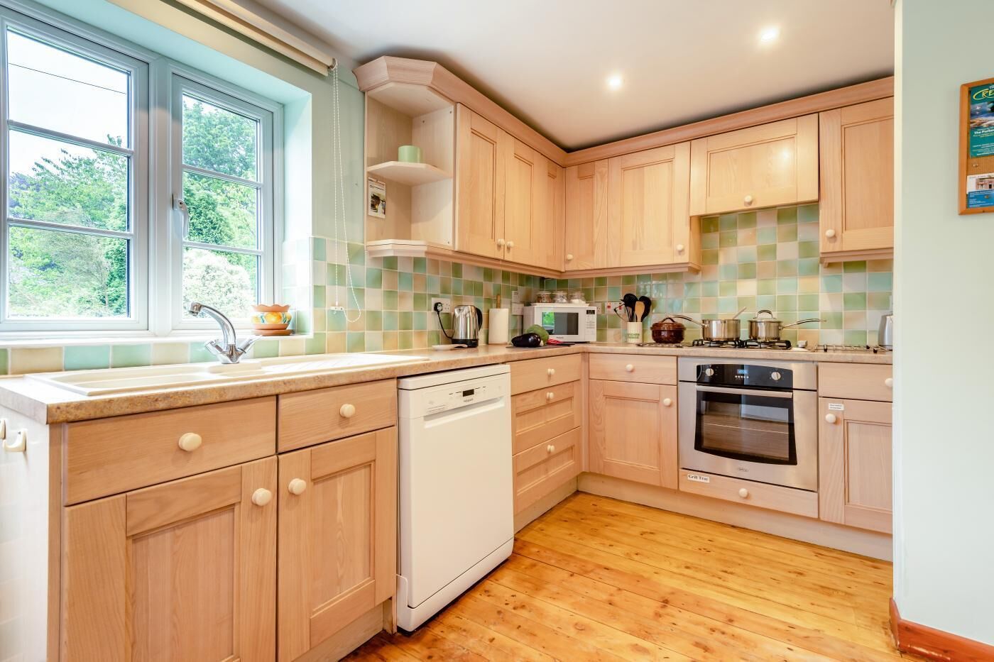 Un four, lave-vaisselle, vaisselle et ustensiles