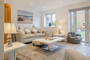 TV - 3 Bed in Totland Bay (oc-s30266) (Totland)