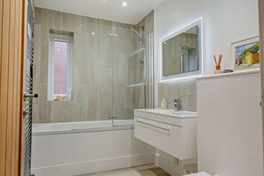 Towels - 3 Bed in Totland Bay (oc-s30266) (Totland)