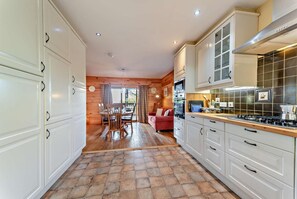 ميكروويف، فرن، غسالة أطباق، كرسي للأطفال