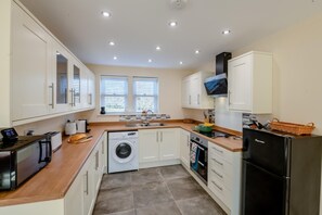 Cookware/dishes/utensils - 3 Bed in Middlesmoor (oc-b30287) (Middlesmoor)