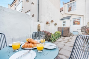 Outdoor dining - 3 Bed in Whitby (oc-p30284) (Whitby)