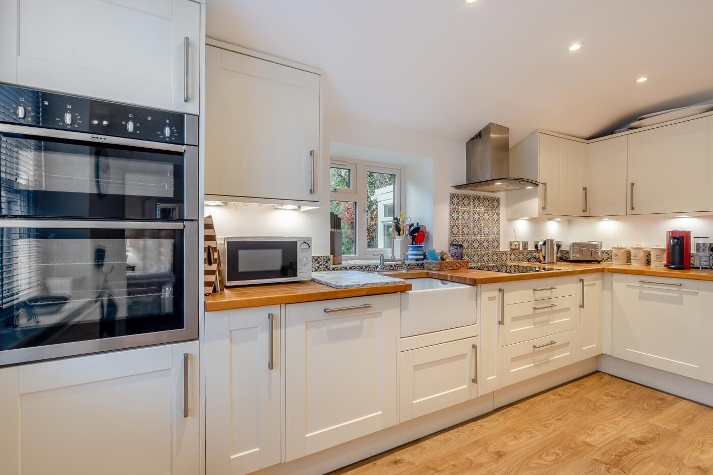 Microwave, oven, dishwasher, cookware/dishes/utensils