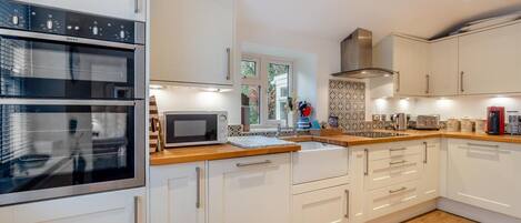 Microwave, oven, dishwasher, cookware/dishes/utensils