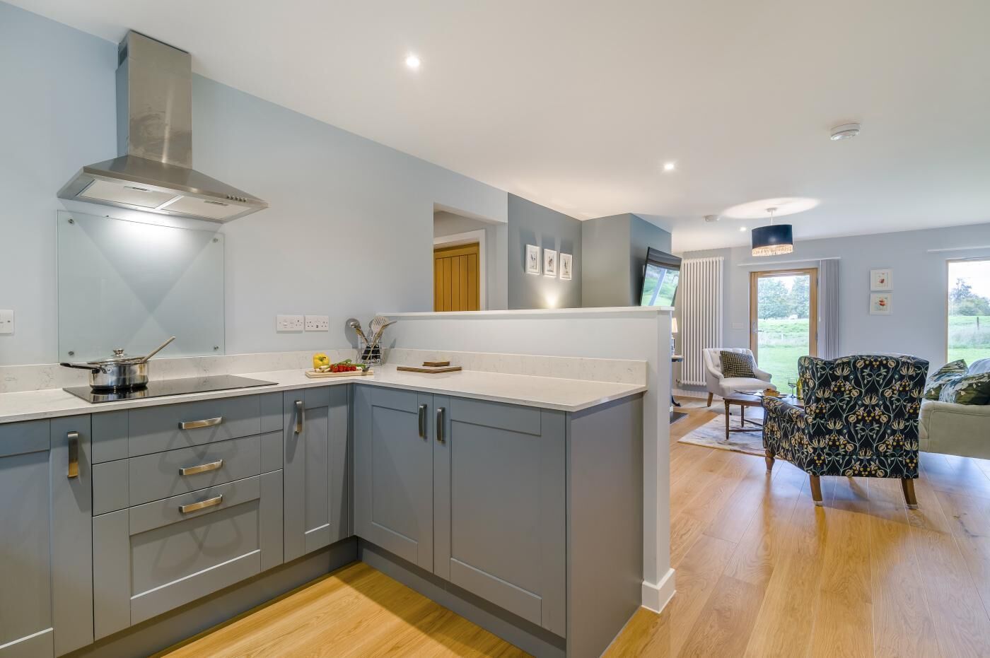 ميكروويف، فرن، غسالة أطباق، كرسي للأطفال