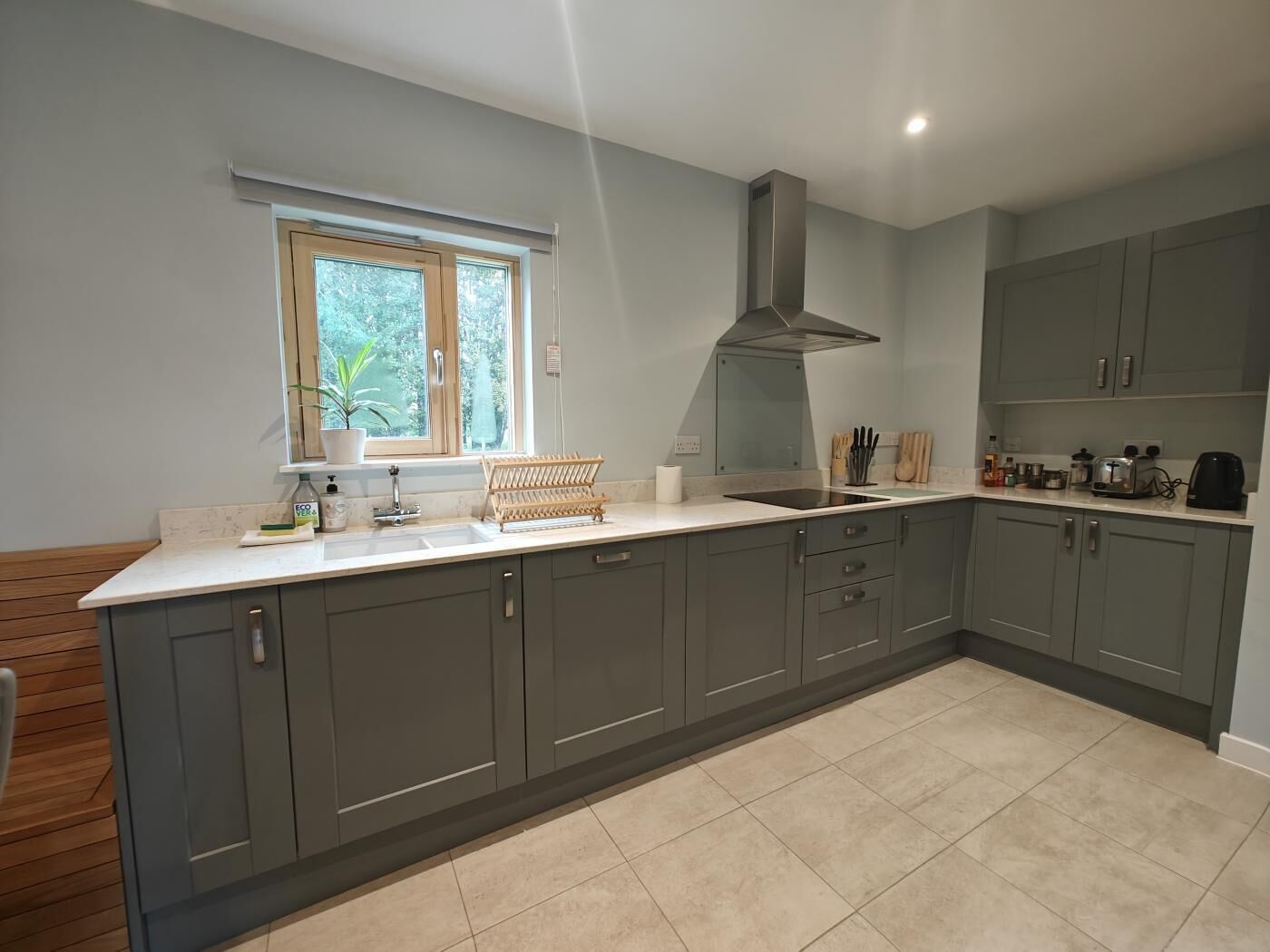 ميكروويف، فرن، غسالة أطباق، كرسي للأطفال