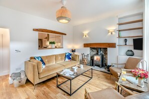 TV, fireplace - 2 Bed in Hayfield (oc-t30237) (Hayfield)