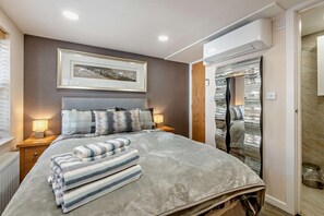 Free WiFi, bed sheets - 5 Bed in Whitby (oc-h30227) (Whitby)