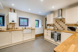 Microondas, horno, periquera y utensilios de cocina 