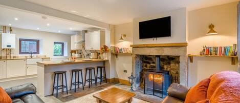 Una televisión, una chimenea