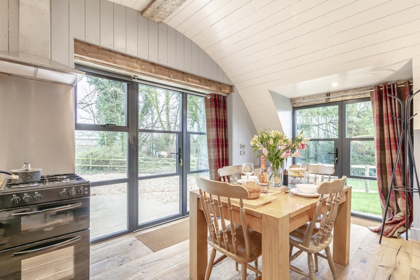 Mikrovågsugn, ugn, diskmaskin och barnstol