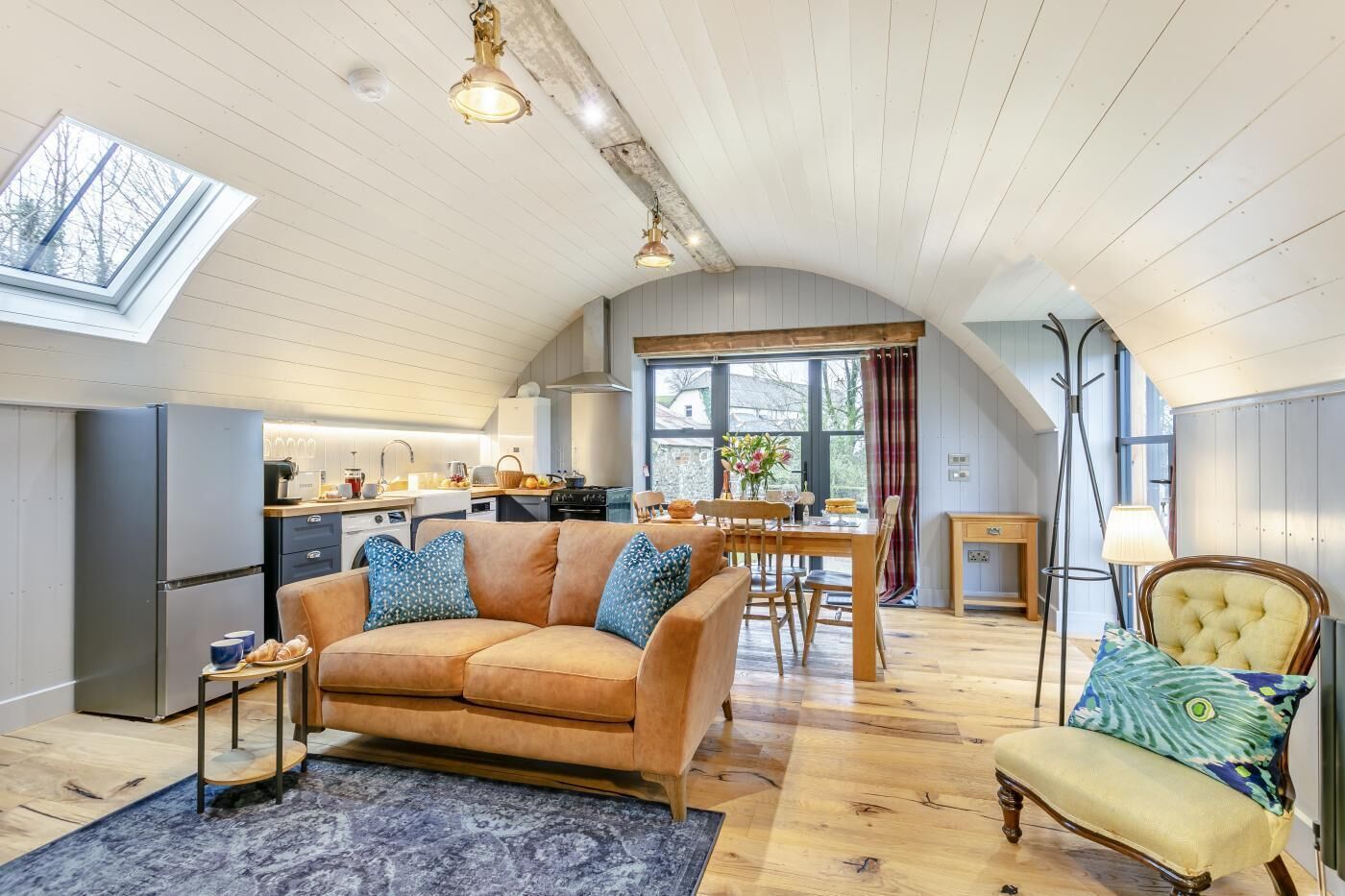 Una televisión, una chimenea