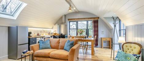 Una televisión, una chimenea