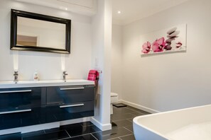 Towels - 6 Bed in Wootton Bridge (oc-t30295) (Wootton Bridge)