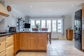 Mikrowelle, Ofen, Geschirrspüler, Hochstuhl