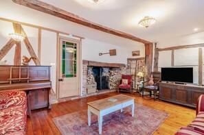 TV, fireplace - 3 Bed in Sandwich (oc-m30080) (Sandwich)